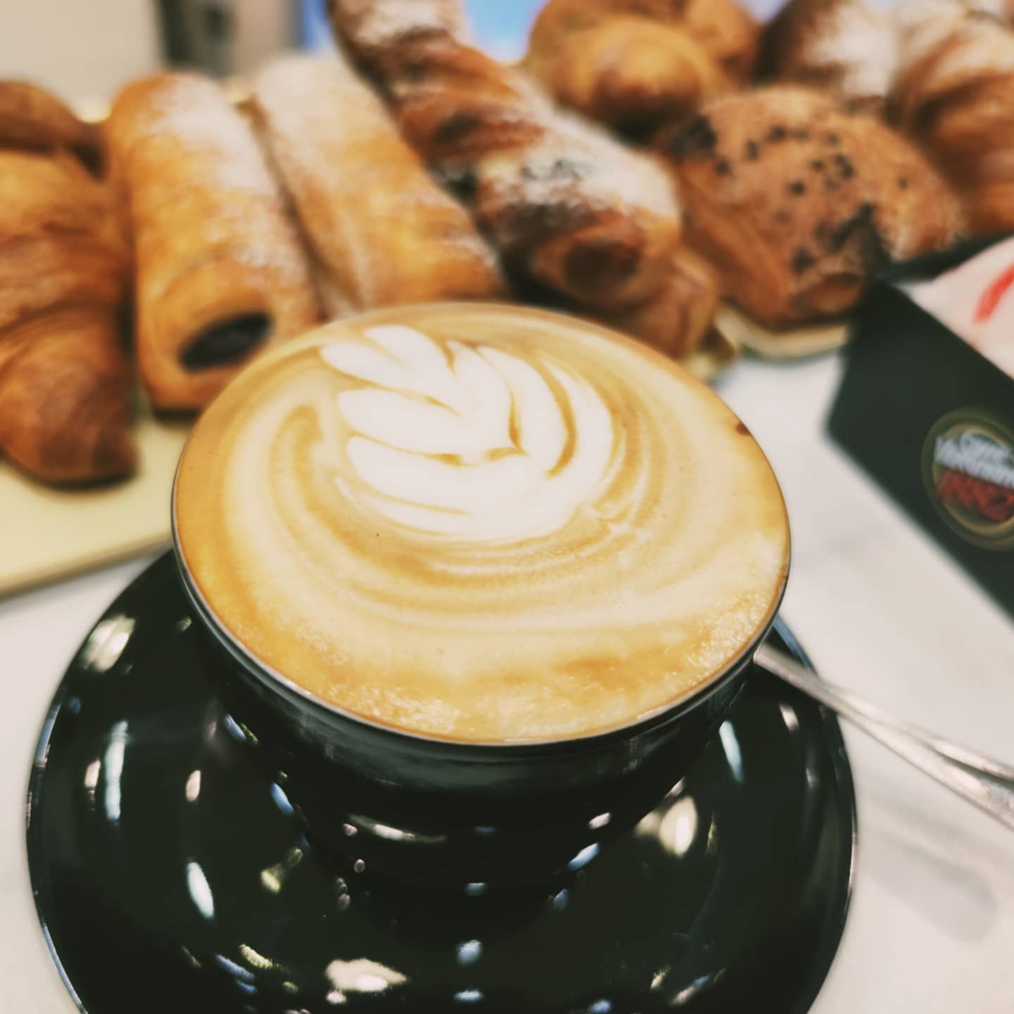 Cappuccino con decorazione e cornetti al banco di Chantilly da Andrea a Nettuno
