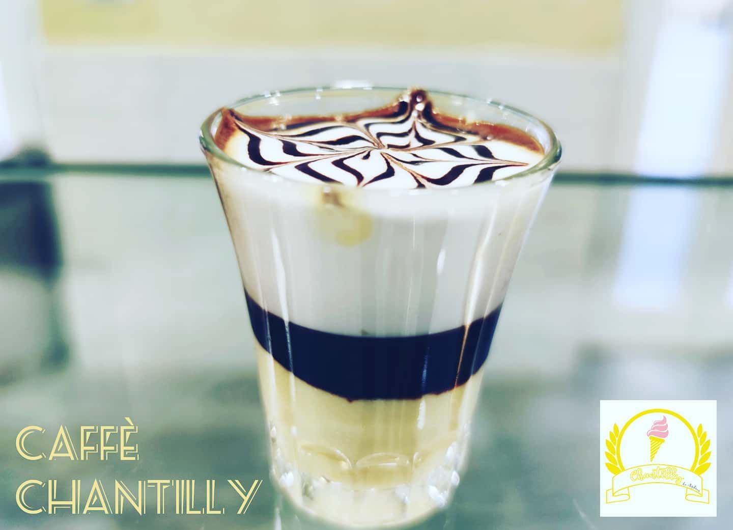 Il caffè Chantilly, la specialità della casa: caffè, crema di latte e cioccolato a strati