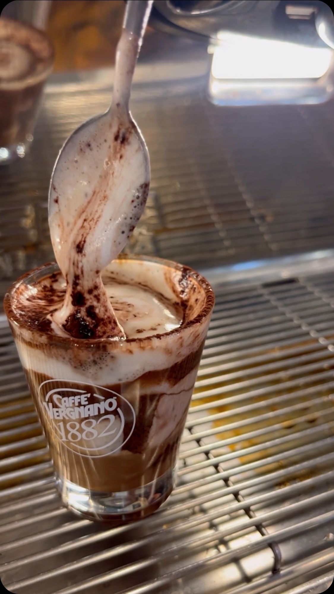 Caffè con crema servito nel bicchierino di vetro