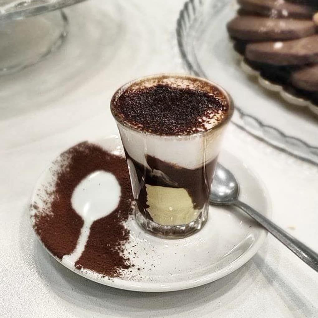 Dolce al cucchiaio servito nel bicchierino con cacao