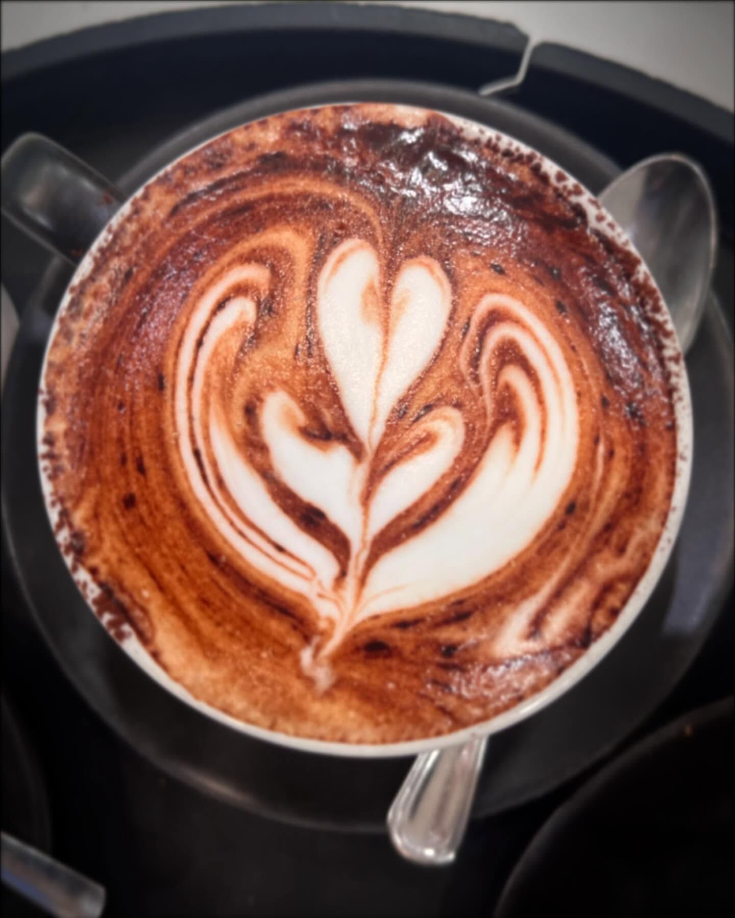 Cappuccino con decorazione a cuore nel latte