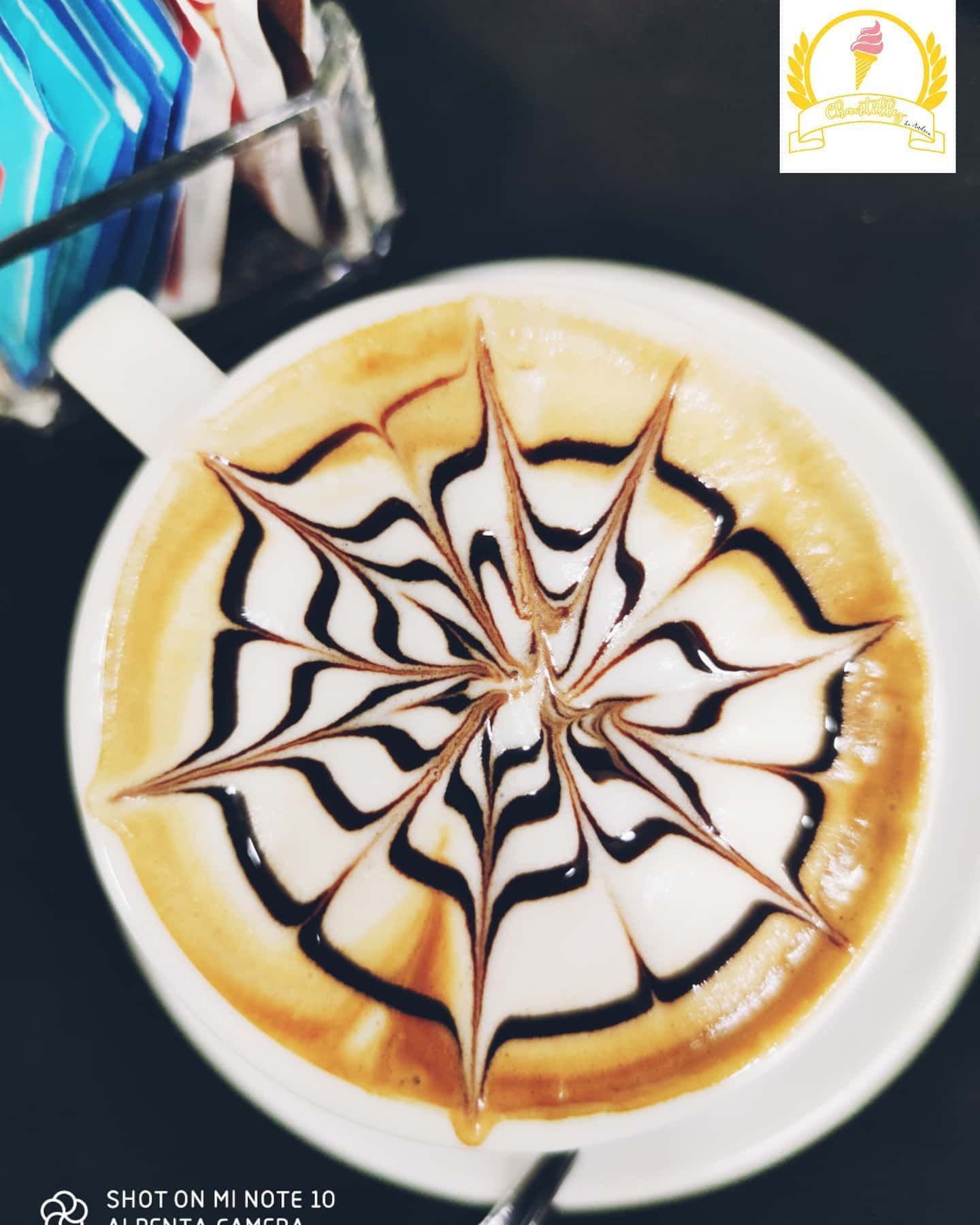 Cappuccino con decorazione al cioccolato a raggiera