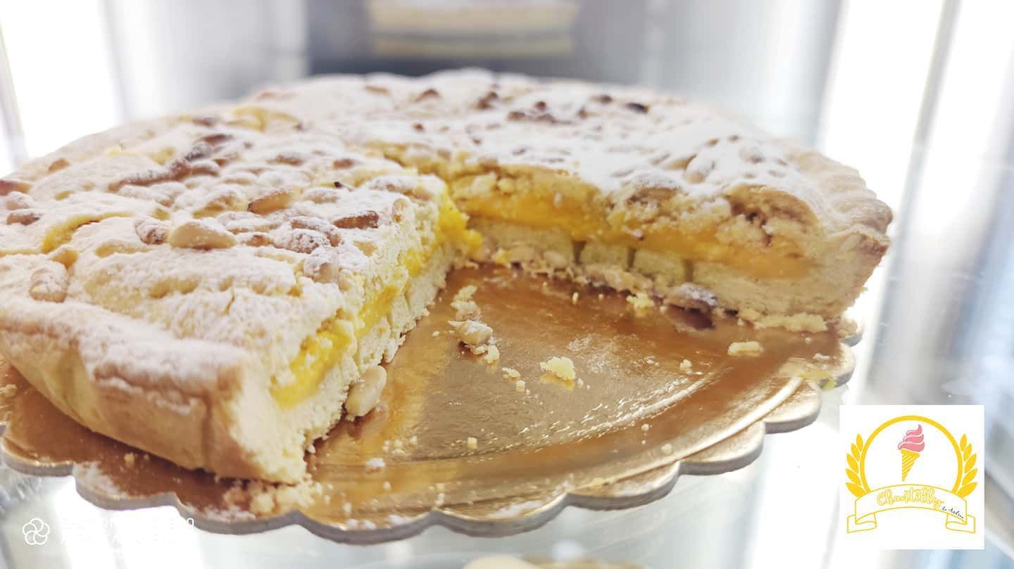 Crostata con crema e granella, tagliata a fette