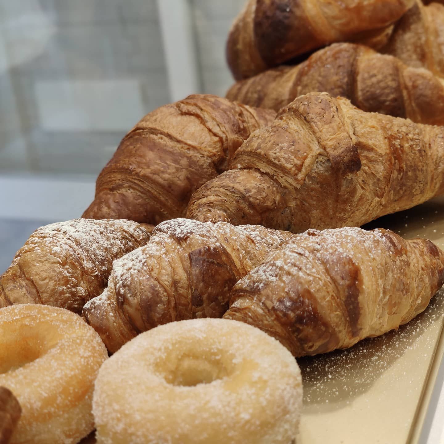 Cornetti e ciambelle appena sfornati