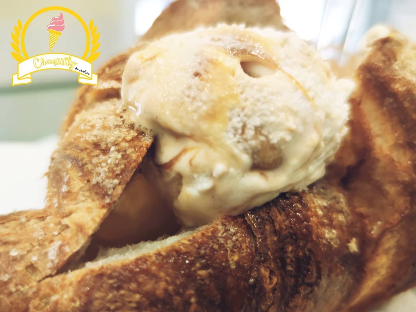 Brioche con il gelato artigianale di Chantilly da Andrea a Nettuno