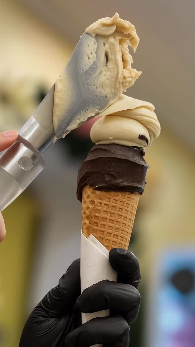Cono di gelato artigianale farcito al momento da Chantilly da Andrea a Nettuno