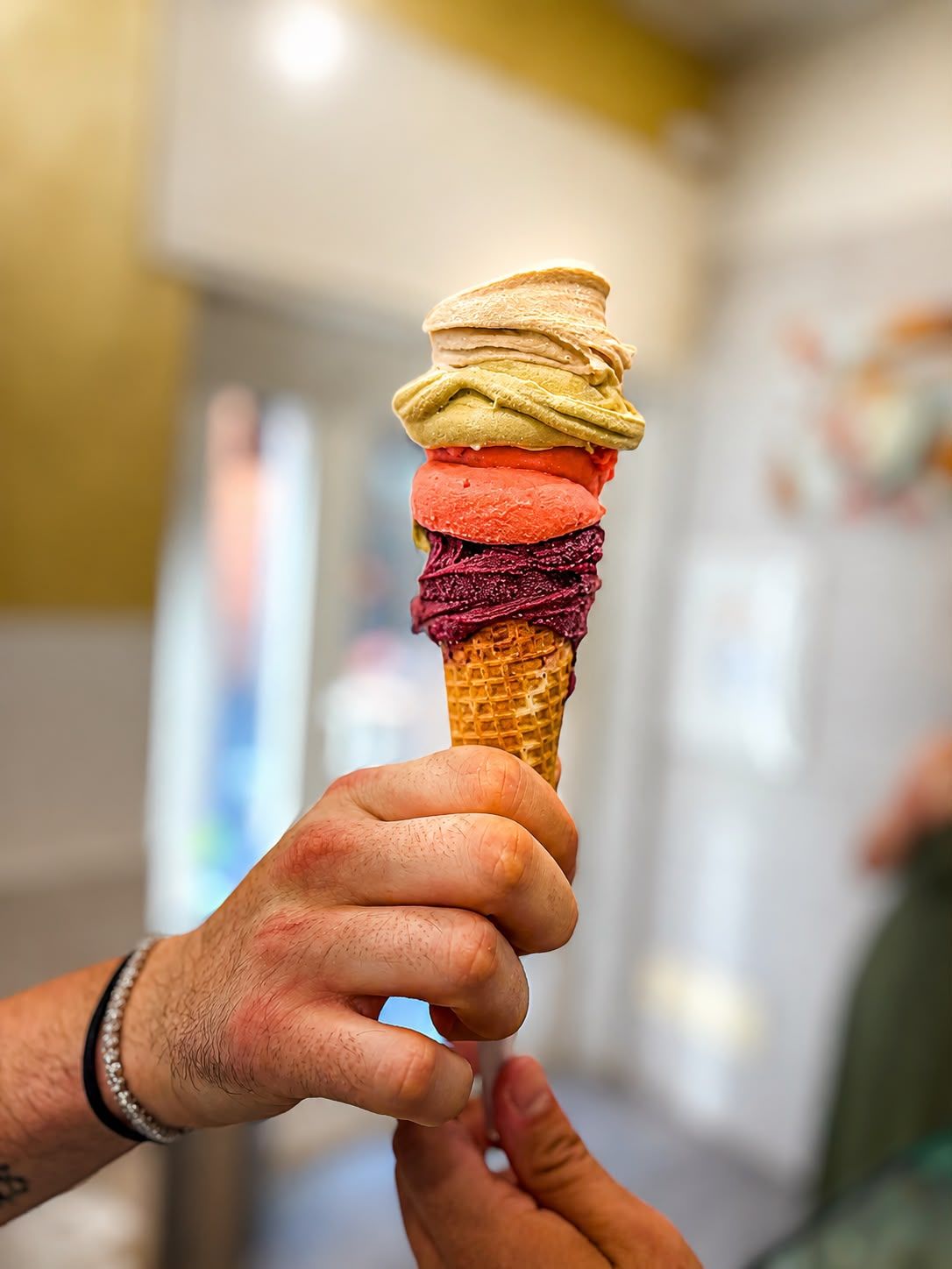 Cono con quattro gusti di gelato artigianale, servito al banco di Chantilly da Andrea a Nettuno