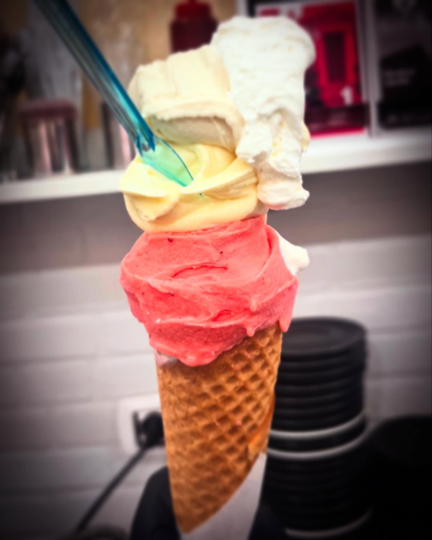 Cono con tre gusti di gelato artigianale di Chantilly da Andrea a Nettuno