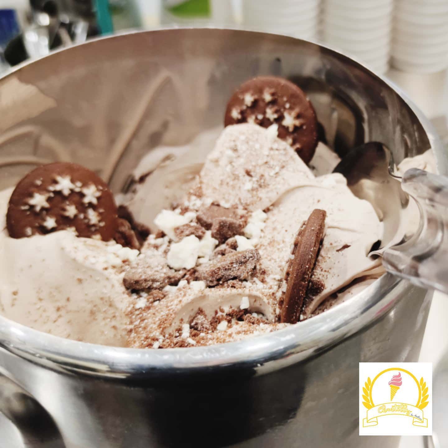 Vaschetta di gelato artigianale al biscotto, preparata da Chantilly da Andrea a Nettuno