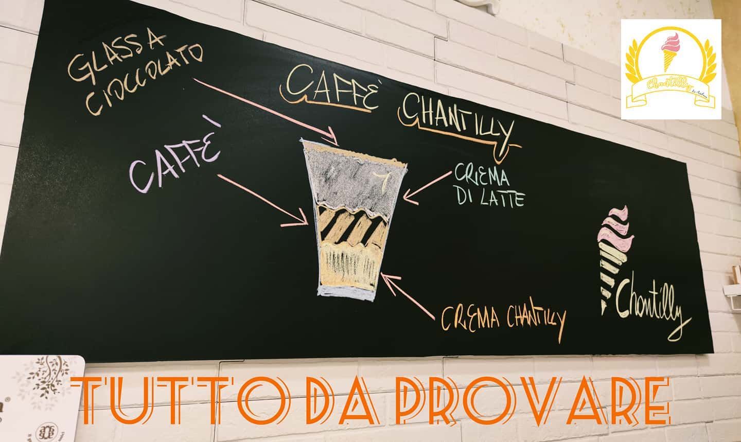 La lavagna del locale che presenta il caffè Chantilly