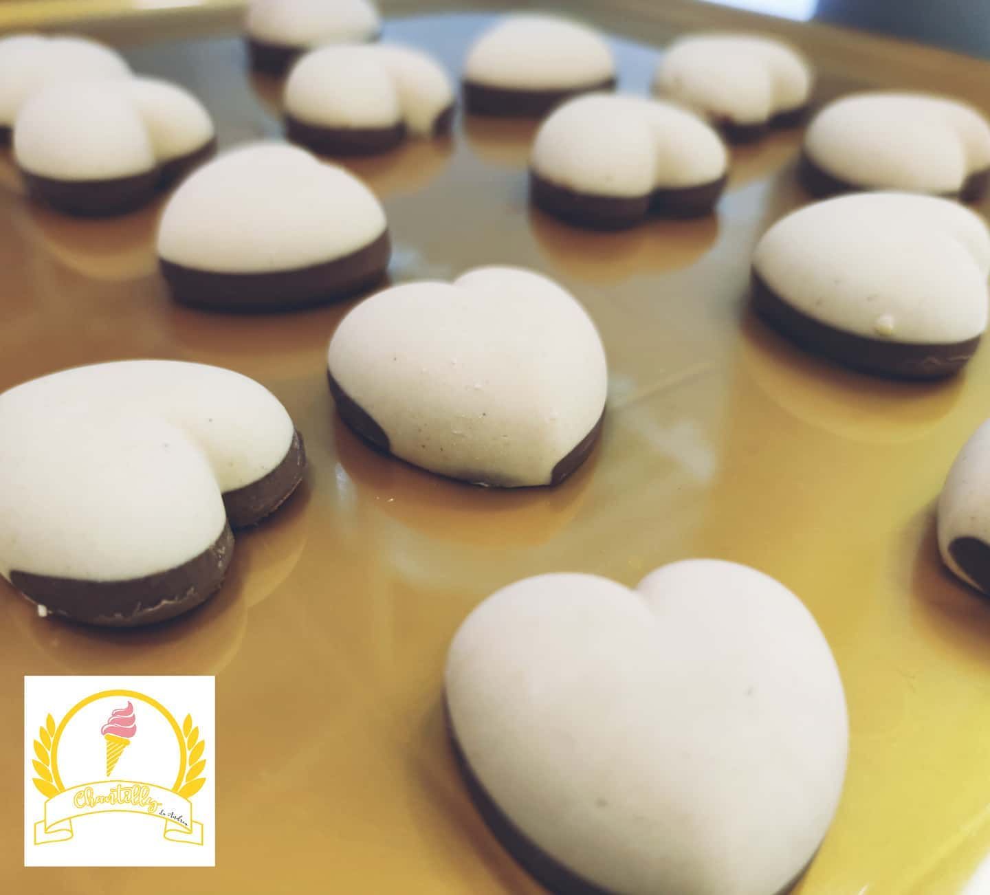Dolcetti a forma di cuore ricoperti di cioccolato