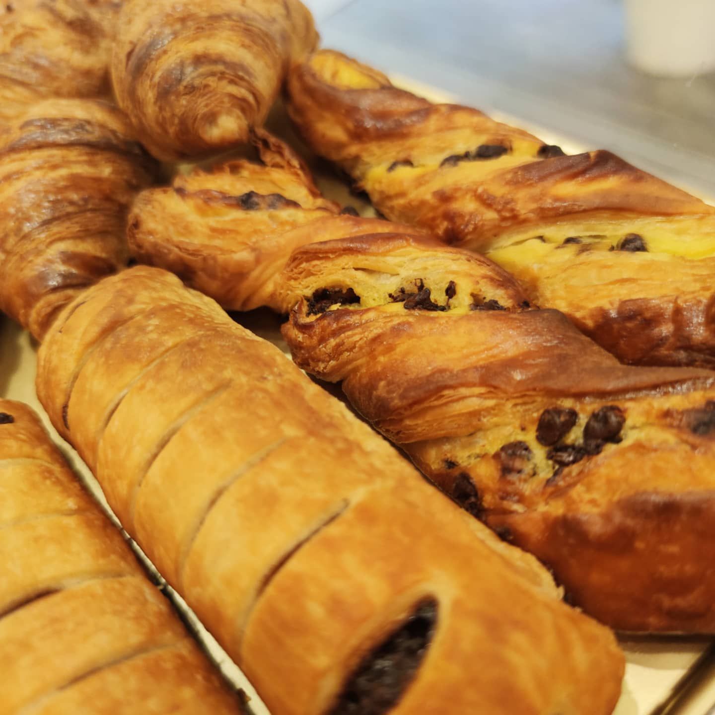 Paste sfogliate e cornetti salati appena usciti dal forno