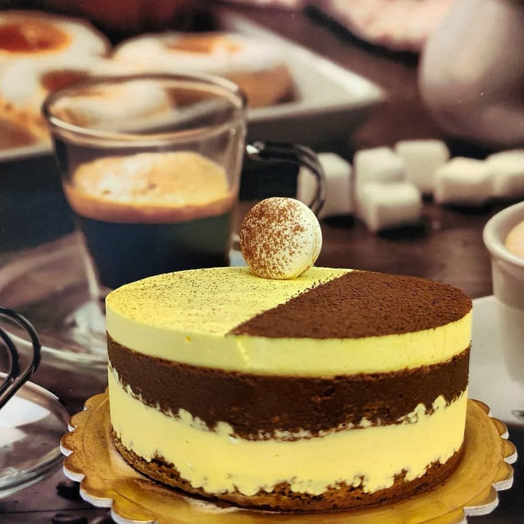 Tortino tiramisù servito con il caffè