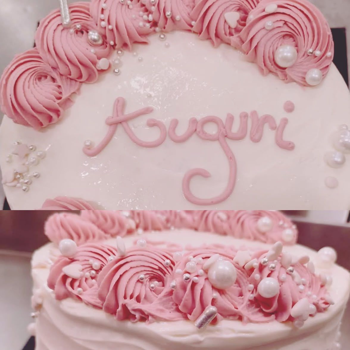 Torta bianca con rose di crema rosa, perline di zucchero e la scritta Auguri