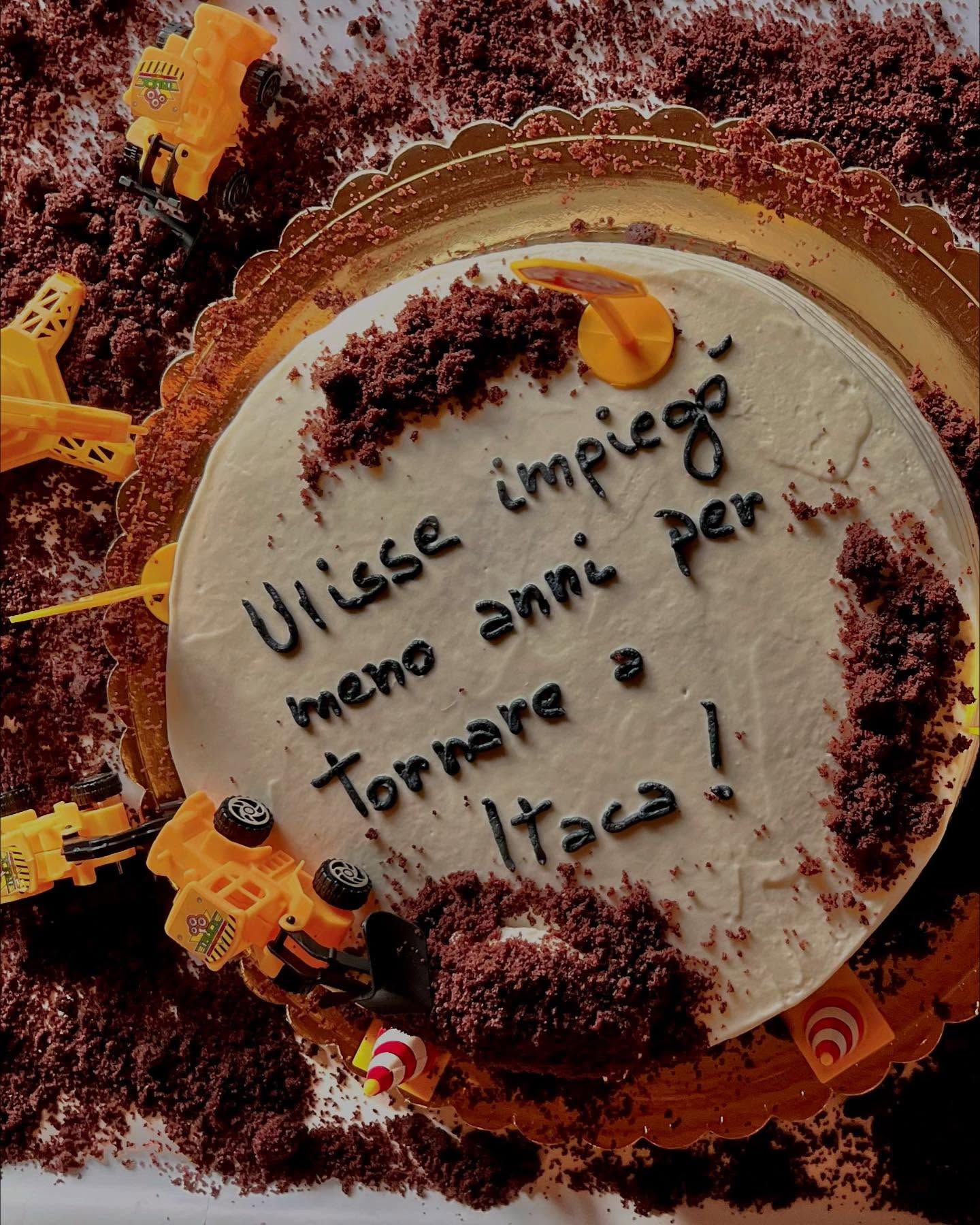 Torta al cioccolato con dedica scritta a mano, preparata su ordinazione