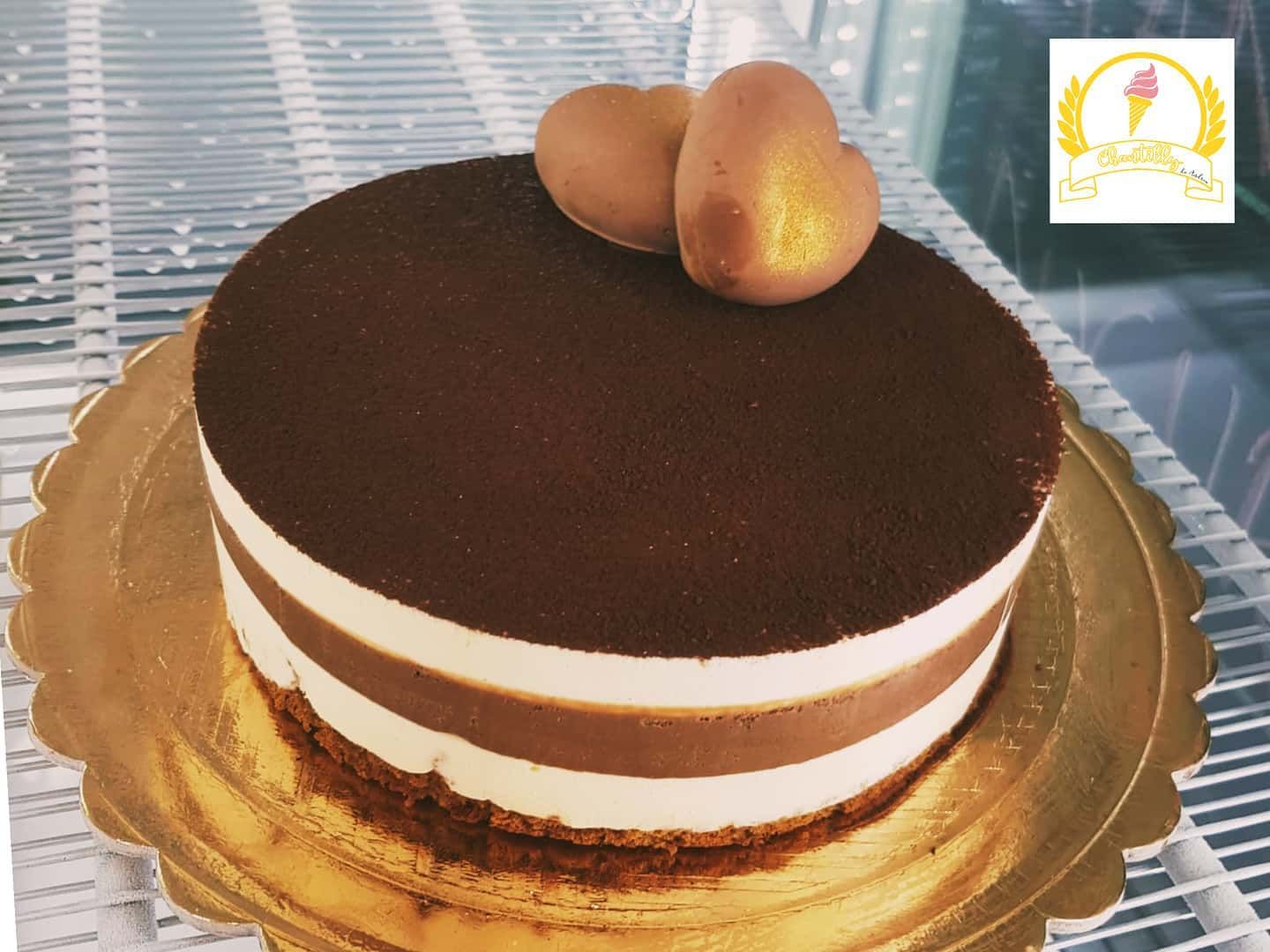 Torta tonda a strati ricoperta di cioccolato