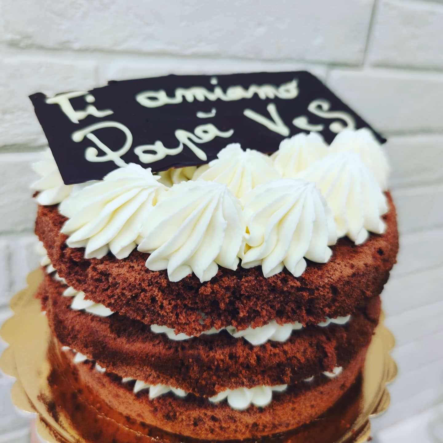 Torta con panna e dedica, preparata su ordinazione per una festa
