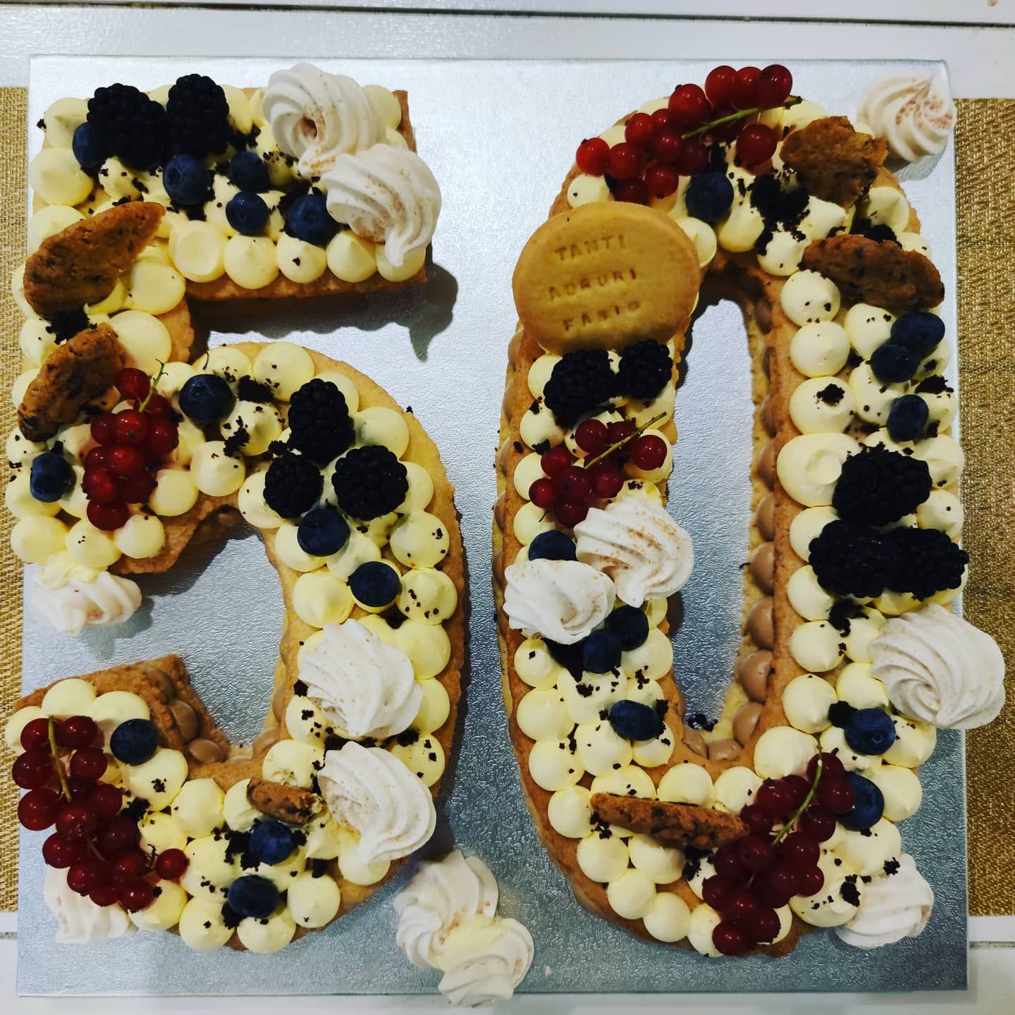 Torta su ordinazione a forma di numero, decorata con frutta fresca