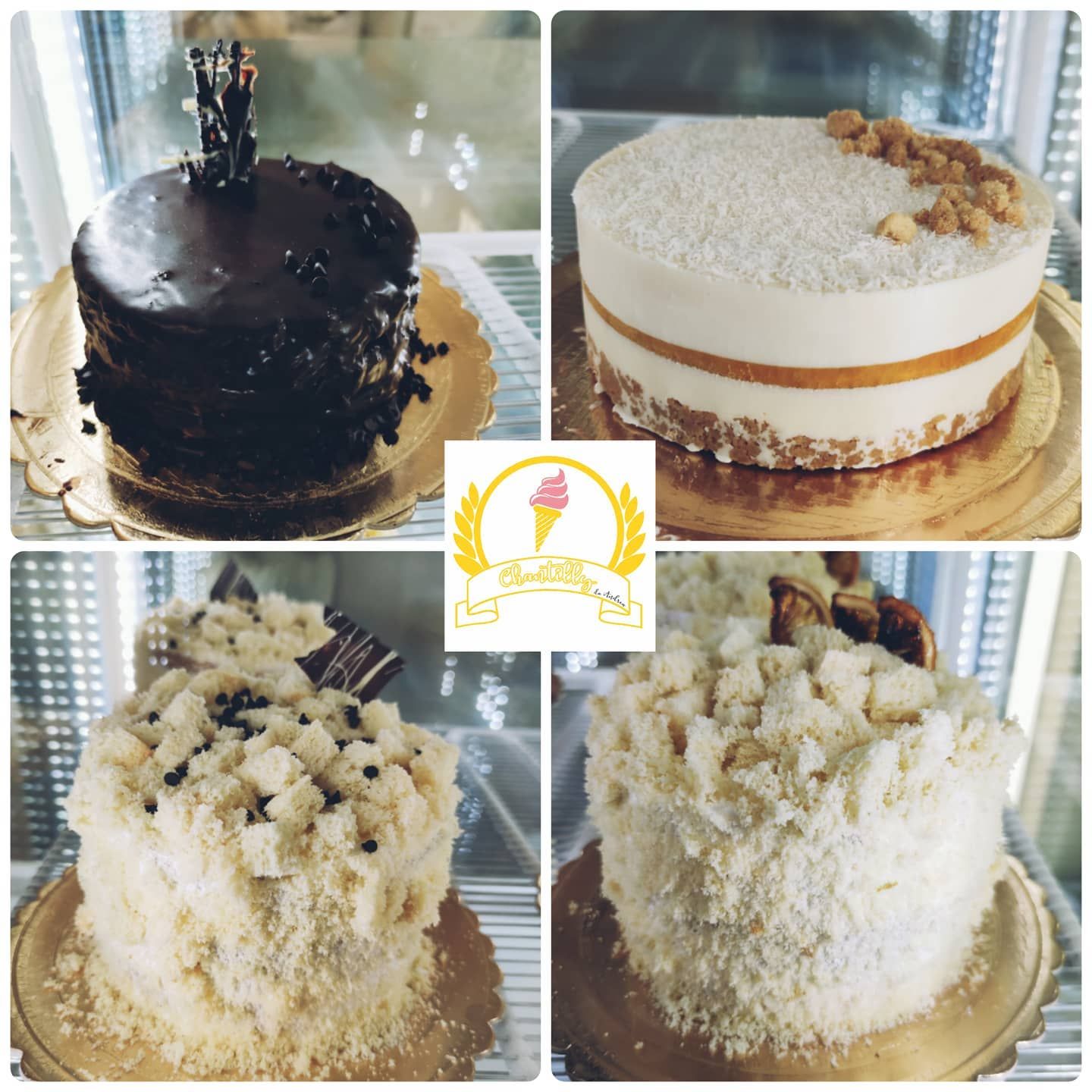 Quattro torte diverse pronte in vetrina, fra cui una ricoperta di cioccolato