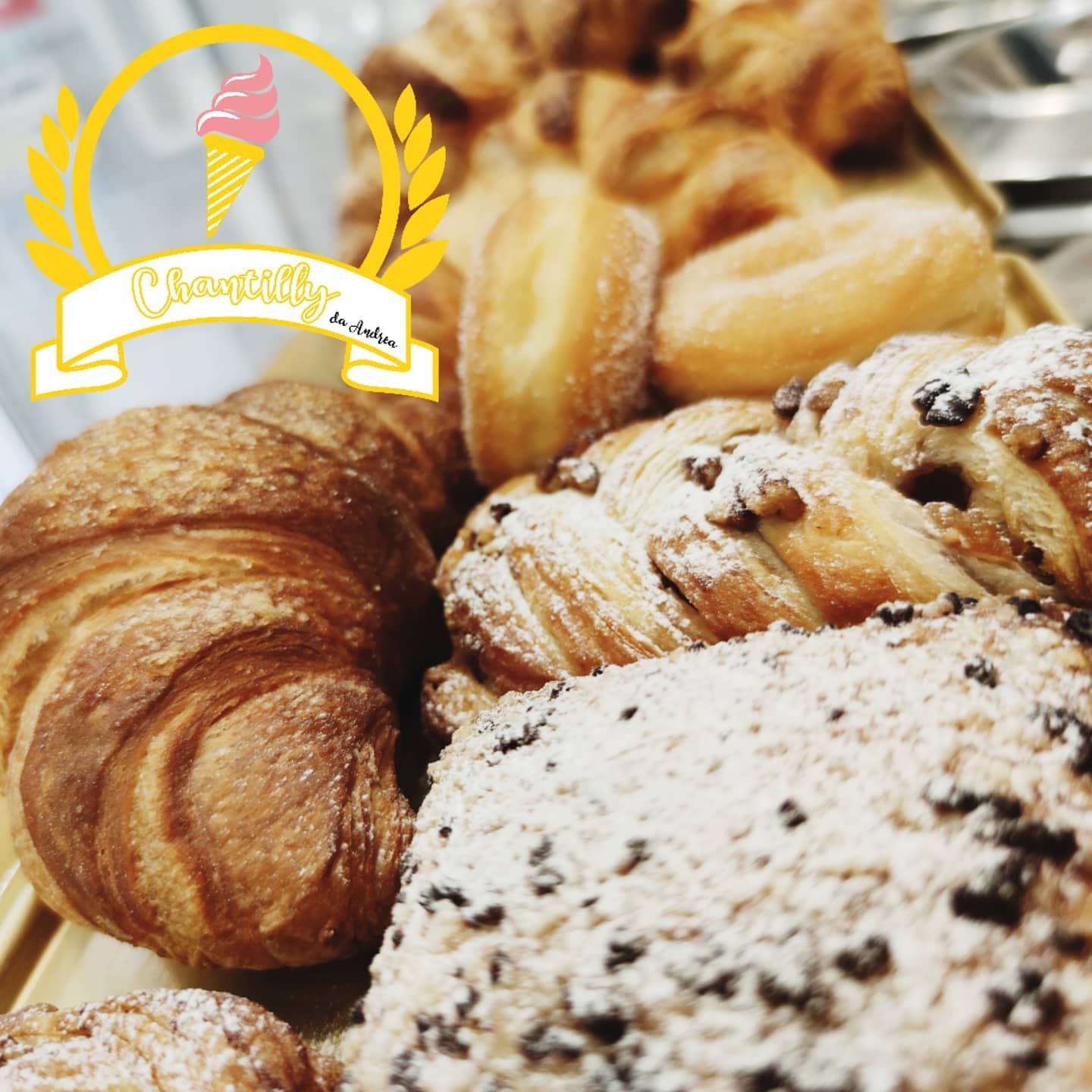 Cornetti e paste sfogliate esposti in vetrina per la colazione